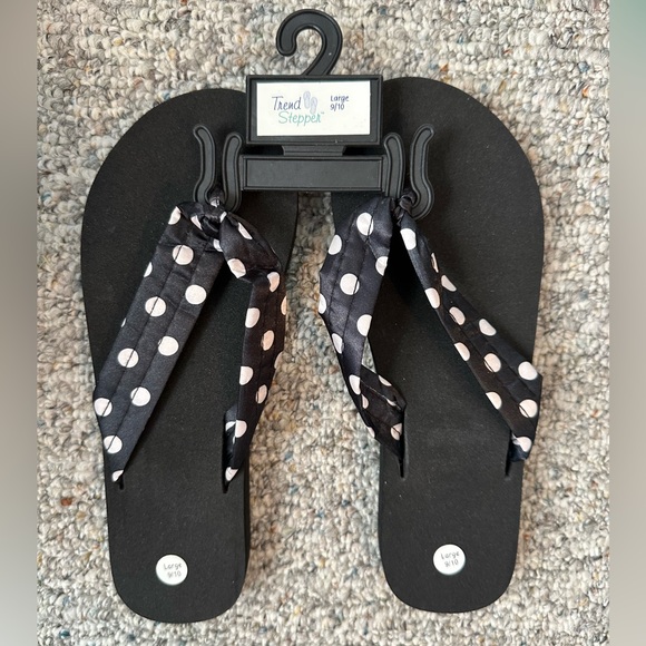 Trend Setter Flip Flops Black and White Polka Dot Size 9/10 NWT - Picture 1 of 2
